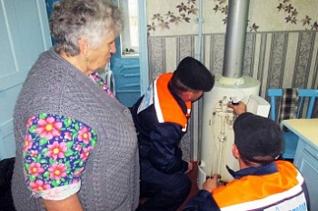 В Александровском районе газовики проверили оборудование проблемного жилья