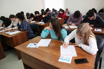 Светлоградские газовики напомнили о правилах безопасной эксплуатации газовых приборов студентам